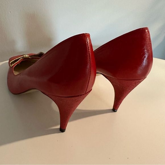 Vintage Red Pumps With Bows, Made In Spain, Embossed Leather, Gold Elements - Picture 10 of 16